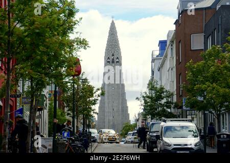 Reykjavik, Island - 20. Juni 2019 - der Blick auf Hallgrimskirkjachurch von der Innenstadt Stockfoto