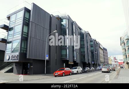 Reykjavik, Island - 20. Juni 2019 - Blick auf die Straße und Bürogebäude in der Nähe des Hafens Stockfoto