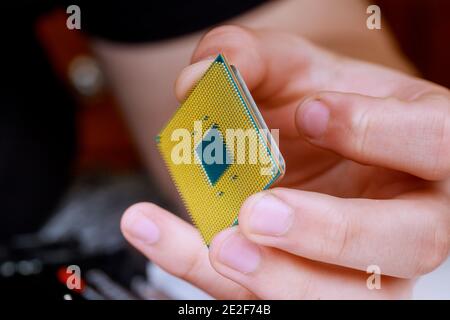 Prozess mit installiertem Anschluss der CPU an den Prozessor Sockel auf einem modernen Computer-Motherboard Stockfoto