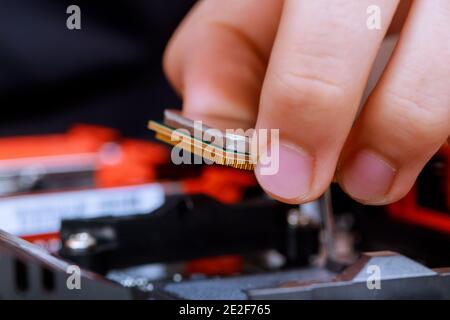 Wartungscomputer mit installiertem Prozessor auf CPU-Sockel Stockfoto