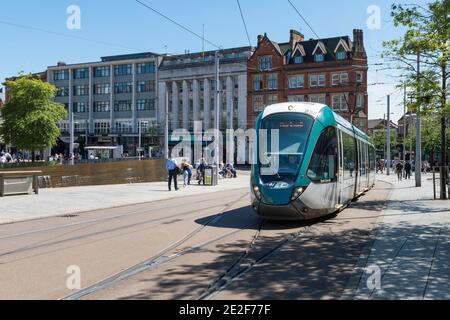 Das imposante Nottingham Council House steht hoch über dem Stadtzentrum von Nottingham und dient als Kulisse für Nottinghams Old Market Square. Stockfoto