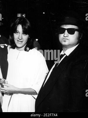 JOHN BELUSHI UND EHEFRAU Quelle: Ralph Dominguez/MediaPunch Stockfoto