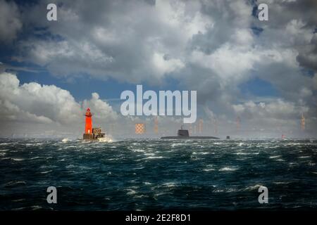 Ein JMSDF-U-Boot (Japan Maritime Self-Defence Force) befindet sich in der Bucht von Tokyo vor der Küste von Yokosuka, Japan, in der Nähe der Nojima-Wellenbrecher. Stockfoto