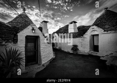 Die Sonne geht über den Dächern des Trulli-Hauses in Alberobello, Italien, auf. Stockfoto