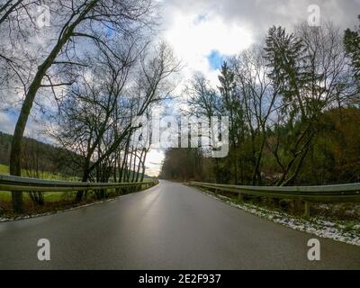 Ultra-Weitwinkelaufnahme einer Straße, die durch die schöne führt Bayerischer Wald Stockfoto