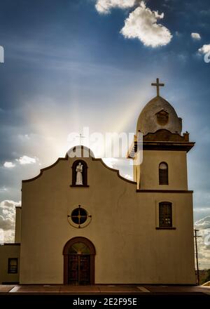 Sonnenuntergang hinter der Ysleta Mission, erbaut 1682, in El Paso, Texas Stockfoto