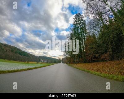 Ultra-Weitwinkelaufnahme einer Straße, die durch die schöne führt Bayerischer Wald Stockfoto