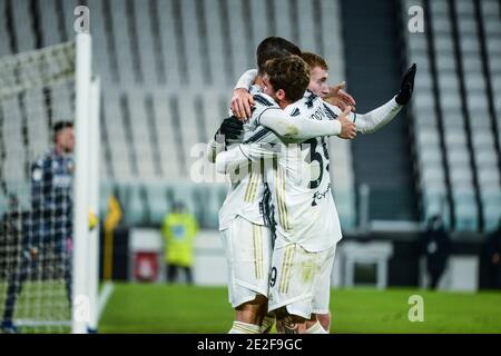 Turin, Italien. Januar 2021. Juventus-Zelebranten beim Coppa Italia-Spiel zwischen Juventus und dem FC Genua im Allianz-Stadion am 13. Januar 2021 in Turin, Italien. Sportstadien in ganz Italien unterliegen aufgrund der Coronavirus-Pandemie strengen Beschränkungen, da staatliche Gesetze zur sozialen Distanzierung Fans in Veranstaltungsorten verbieten, was dazu führt, dass Spiele hinter verschlossenen Türen gespielt werden. (Foto von Alberto Gandolfo/Pacific Press) Quelle: Pacific Press Media Production Corp./Alamy Live News Stockfoto