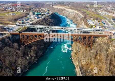 Michigan Central Railway Bridge, Great Gorge Railway Trail und die Lower Steel Arch Bridge zwischen Kanada und den Vereinigten Staaten Stockfoto