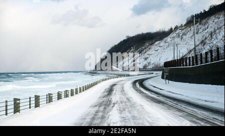 Dramatische Küstenaussichten entlang der Straße zum Shiretoko National Park in Hokkaido, Japan. Stockfoto