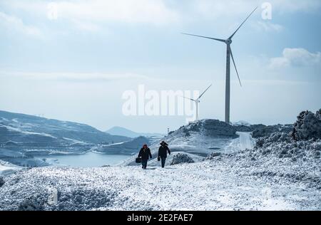 Peking, Chinas Provinz Guizhou. Januar 2021. Mitarbeiter des örtlichen Energieversorgungsbüros patrouillieren in Liupanshui, Provinz Guizhou im Südwesten Chinas, 12. Januar 2021. Quelle: Tao Liang/Xinhua/Alamy Live News Stockfoto