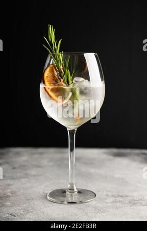 Gin-basierter Cocktail mit Triple sec im Weinglas auf dem rustikalen Hintergrund. Selektiver Fokus. Geringe Schärfentiefe. Stockfoto