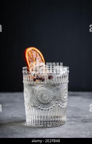 Altmodischer Gin-basierter Cocktail mit Triple sec auf dem rustikalen Hintergrund. Selektiver Fokus. Geringe Schärfentiefe. Stockfoto