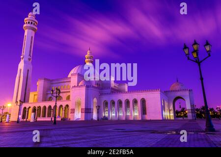 MANAMA, BAHRAIN - 01. Jan 2020: Die Al-Fateh Moschee (große Moschee von Bahrain) ist eine der größten Moscheen der Welt. Die Moschee wurde 1987 erbaut. Stockfoto