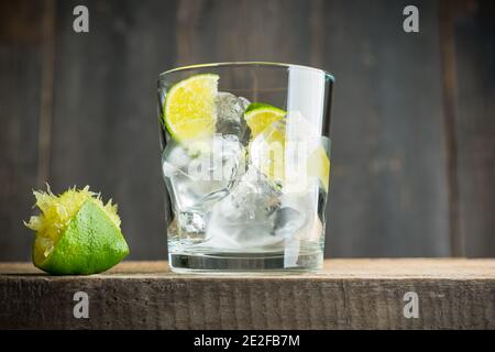 Cocktail Caipirinha auf Rum-Basis (Variante cuba libre) auf rustikalem Hintergrund. Selektiver Fokus. Geringe Schärfentiefe. Stockfoto