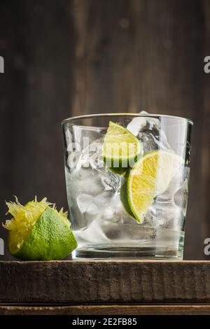 Cocktail Caipirinha auf Rum-Basis (Variante cuba libre) auf rustikalem Hintergrund. Selektiver Fokus. Geringe Schärfentiefe. Stockfoto