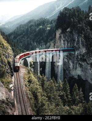 Schweizer Zugfahrt über das Landwasserviadukt bei Filisur, Kanton Graubünden, Schweiz Stockfoto