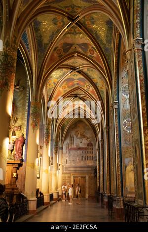 Das Innere der Basilika St. Peter und Paul in Prag, Tschechien. Stockfoto