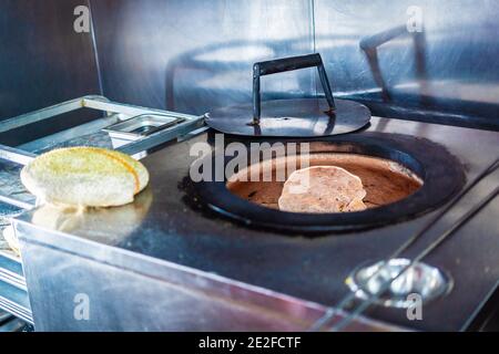 Tandoori Ofen für indische Küche Küche Stockfoto