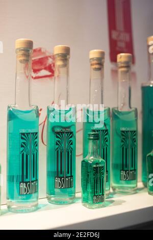 Absinthflaschen zum Verkauf im Schaufenster eines Geschäfts in Prag, Tschechien. Stockfoto
