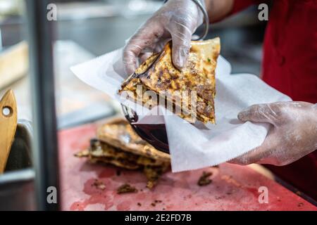 Der Koch bereitet ein köstliches traditionelles Tandoori-Brot zu Stockfoto