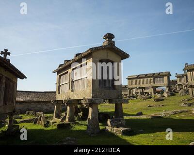 Altes traditionelles Horreo espigueiro-Getreidespeicher in Lindoso Ponte Da Barca Pereda Geres Nationalpark Viana do Castelo Portugal Europa Stockfoto