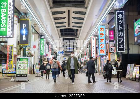 Kawasaki, Japan. Januar 2021. Ein Fußgänger, der eine Gesichtsmasche trägt, geht auf der Ginryugai Straße in Kawasaki spazieren. Kredit: SOPA Images Limited/Alamy Live Nachrichten Stockfoto