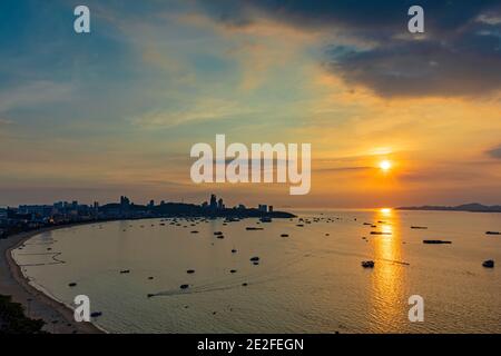 Sonnenuntergang über Pattaya, Chon Buri, Thailand Stockfoto