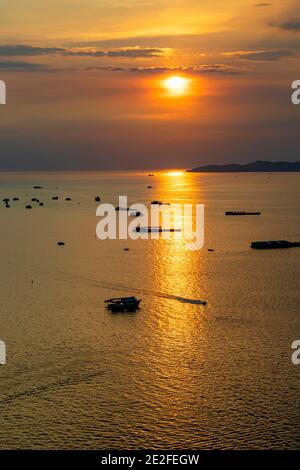 Sonnenuntergang über dem Meer in Pattaya, Chon Buri, Thailand Stockfoto