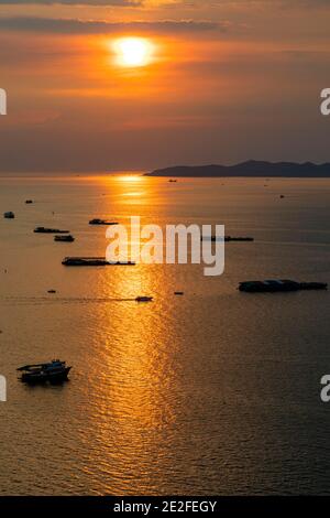 Sonnenuntergang über dem Meer in Pattaya, Chon Buri, Thailand Stockfoto