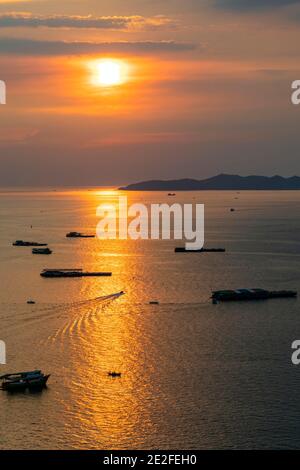 Sonnenuntergang über dem Meer in Pattaya, Chon Buri, Thailand Stockfoto