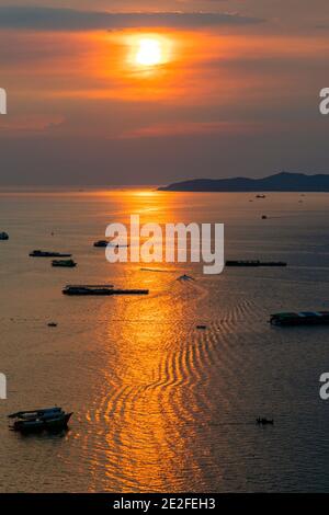 Sonnenuntergang über dem Meer in Pattaya, Chon Buri, Thailand Stockfoto