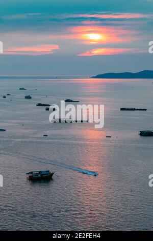 Sonnenuntergang über dem Meer in Pattaya, Chon Buri, Thailand Stockfoto