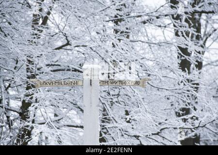 Joseph Izods Fingerpost 1669 auf der A44 im dezemberschnee. In Der Nähe Von Chipping Campden, Cotswolds, England Stockfoto