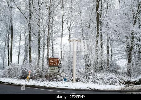 Joseph Izods Fingerpost 1669 auf der A44 im dezemberschnee. In Der Nähe Von Chipping Campden, Cotswolds, England Stockfoto