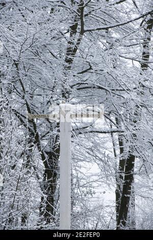 Joseph Izods Fingerpost 1669 auf der A44 im dezemberschnee. In Der Nähe Von Chipping Campden, Cotswolds, England Stockfoto