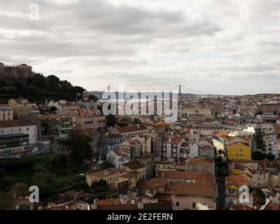 Panorama Stadtbild Skyline Blick auf das Stadtzentrum Lisboa von Miradouro da Graca Terrasse Hügel Aussichtspunkt in Portugal, Europa Stockfoto