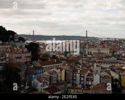 Panorama Stadtbild Skyline Blick auf das Stadtzentrum Lisboa von Miradouro da Graca Terrasse Hügel Aussichtspunkt in Portugal, Europa Stockfoto