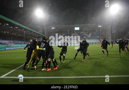 Kiel, Deutschland. Januar 2021. Fußball: DFB-Pokal, Holstein Kiel - Bayern München, 2. Runde im Holstein-Stadion. Kieler Spieler feiern ihren Sieg. WICHTIGER HINWEIS: Gemäß den Bestimmungen der DFL Deutsche Fußball Liga und des DFB Deutscher Fußball-Bund ist es untersagt, im Stadion und/oder des Spiels aufgenommene Fotos in Form von Sequenzbildern und/oder videoähnlichen Fotoserien zu verwenden oder zu verwenden. Quelle: Christian Charisius/dpa/Alamy Live News Stockfoto