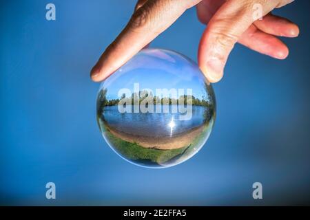 Umweltschutzkonzept, um den Planeten mit zu kümmern Menschliche Hand hält Kugelform Stockfoto