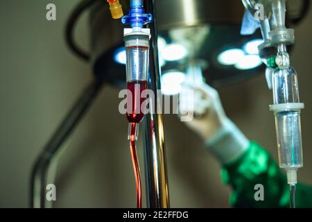 Nahaufnahme der Kochsalzlösung infusionsbeutel intravenösen Tropf Krankenhausraum Stockfoto