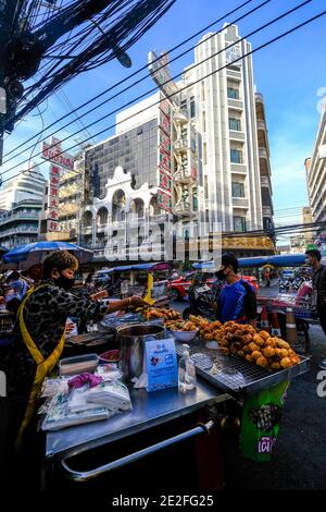 Ein Lebensmittelhändler kocht aus seinem Wagen in der Chinatown-Gegend von Bangkok, Thailand, einige thailändische Straßengerichte Stockfoto