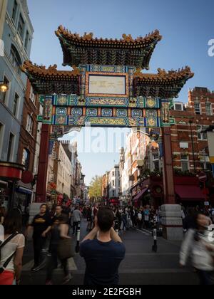 Panoramablick auf das traditionelle chinesische asiatische Haupttor in Chinatown London England Großbritannien GB Vereinigtes Königreich Großbritannien Europa Stockfoto