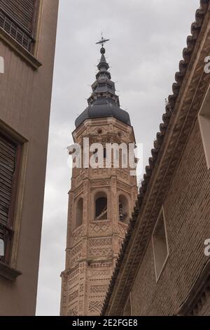 Vertikale Aufnahme der Kirche San Andres in Calatayud, Zaragoza, Aragon, Spanien Stockfoto