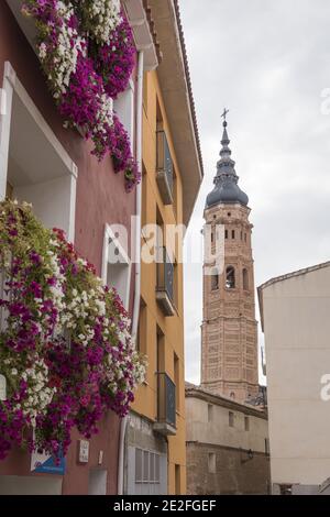 Vertikale Aufnahme der Kirche San Andres in Calatayud, Zaragoza, Aragon, Spanien Stockfoto