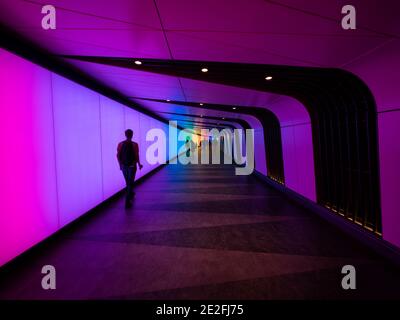 Bunte LED-Lichter Kunst Wand Tunnel U-Bahn Unterführung in Kings Cross St Pancras Bahnhof London Großbritannien Vereinigte Staaten Großbritannien, Großbritannien, Europa Stockfoto