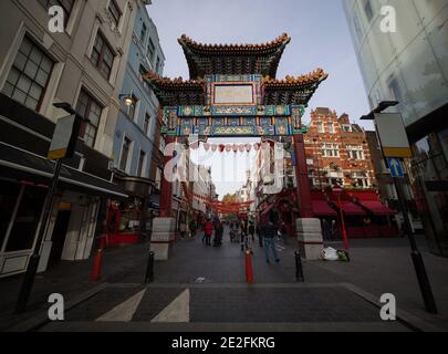 Panoramablick auf das traditionelle chinesische asiatische Haupttor in Chinatown London England Großbritannien GB Vereinigtes Königreich Großbritannien Europa Stockfoto