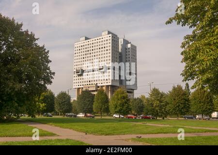 Russland, Kaliningrad - September 2020: Haus der Sowjets. Ein unvollendetes verlassene Bürogebäude im Zentrum von Kaliningrad. Sowjetische Architektur Stockfoto