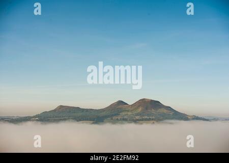 Ein Blick auf Scott's View, Eildon Hills, die sich über dem niedrig liegenden Nebel in der Nähe von Melrose in den schottischen Grenzen erheben. Der frühe Morgennebel bedeckte den unteren Stockfoto