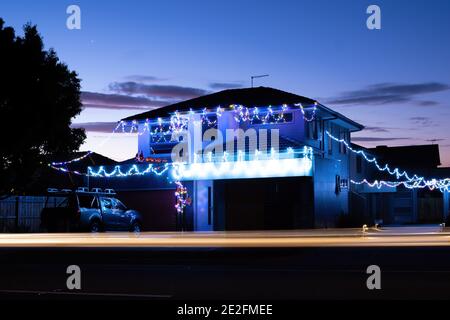 Frankston, Australien - ca. Dezember 2020: Weihnachtsdekoration in einem Stadthaus in einem Vorort Stockfoto